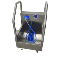 Équipement de lavage de chaussures pour l'industrie alimentaire avec système de nettoyage à double brosse, réservoir en acier inoxydable et tuyau d'eau flexible