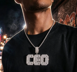 Ciondolo Lettera Iced KING CEO con Moissanite VVS, Bicolore Oro e Argento, Gioiello Statement Hip Hop da Uomo - Product Image 2