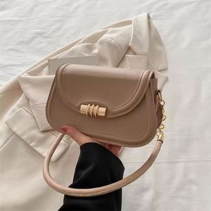 Bolsa de viaje bohemia de algodón hecha a mano para mujer, cómoda, con asas de tela, cierre de cremallera y cadenas decorativas. - Product Image 2