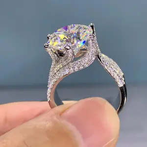 เครื่องประดับที่กําหนดเองปลอม Moissanite เพชรทองเหลืองแฟชั่นเครื่องประดับแหวนสําหรับหญิง