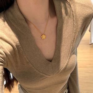 Collar con Colgante de Flor de Sakura, Elegante y Moderno, para Mujer, en Plata S925 con Baño de Rodio y Oro de 22K, con Circonita 5A y Superficie Cepillada, Marca Dylam - Product Image 3