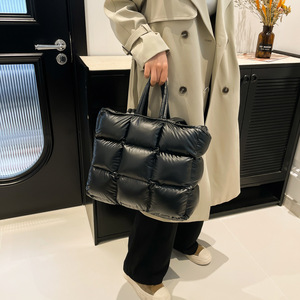 Đơn giản chần thiết kế Phụ nữ Vai Túi Trọng lượng nhẹ công suất lớn phụ nữ tote túi mù<span class=keywords><strong>a</strong></span> đông nữ mềm phồng túi xách đám mây - Product Image 4