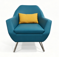 Fauteuil d'hôtel confortable et simple en cuir bleu avec coussin décoratif et pieds en métal pour chambre d'hôtesse