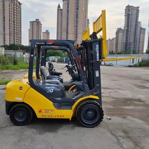 Chariot élévateur diesel japonais Komatsu d'occasion 3 tonnes FD30-17, mât à deux étages 4,5 m, avec déplaceur latéral, pour moteur 4x4 à traction intégrale - Product Image 4