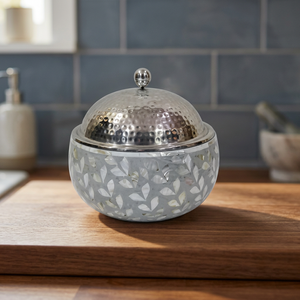 Casserole ronde moderne en métal avec couvercle en acier inoxydable poli, design durable - Product Image 2