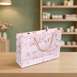 Sac de courses en papier blanc fait main, écologique, avec de magnifiques embellissements en pétales de fleurs naturelles et une corde dorée de qualité supérieure - Product Image 1