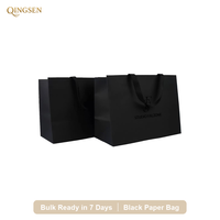 Sac en papier noir OEM personnalisé avec poignée en ruban satiné et impression de logo sur mesure pour boutique de mode et magasin de luxe