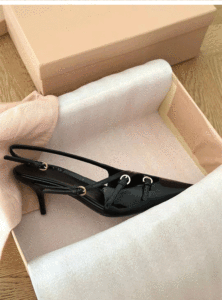 Tacchi a Spillo con Cinturino Posteriore da Donna, Punta a Spillo Nera, Dettaglio Fibbia, Tacco a Stiletto, Décolleté in Vernice con Fibbie - Product Image 3
