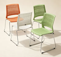 Chaise de bureau moderne en plastique coloré avec base en alliage d'aluminium, dossier respirant à lattes, mouvement oscillant, hauteur réglable, empilable