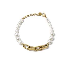 สร้อยข้อมือแฟชั่นแบบโซ่ประดับมุกและสแตนเลสชุบทองสำหรับผู้หญิง - Product Image 1