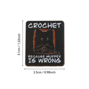 Spilla in smalto con citazione divertente 'Crochet Because Murder Is Wrong', Accessori per cappelli e borse, All'ingrosso, Disponibile - Product Image 4