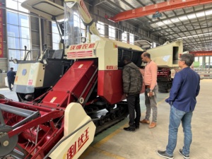 Moissonneuse-batteuse agricole d'occasion, <span class=keywords><strong>prix</strong></span> de la moissonneuse-batteuse à riz FM World en Chine - Product Image 3