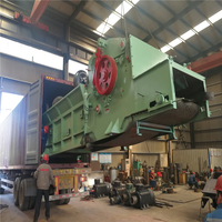 Moulin à bois électrique avec une branche d'arbre humide, Broyeur, machine pour broyer le bois