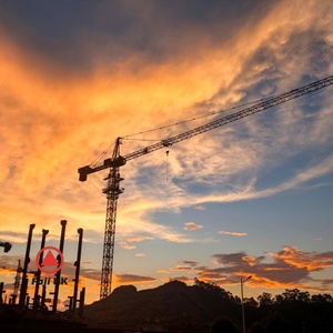 Grúa Torre de Plataforma Plana con Longitud de Brazo de 70 m, Capacidad de Carga de 12 t y Carga en Punta de 2.2 t para Obras de Construcción, Minas, Puentes y Fábricas - Product Image 3