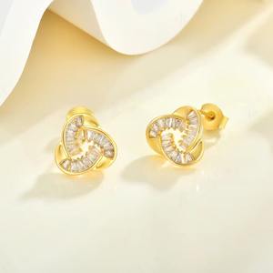 Pendientes de tuerca finos de diseño único de Plata de Ley 925 para mujer, pendientes de tuerca de Zirconia cúbica chapados en oro de 18 quilates - Product Image 2