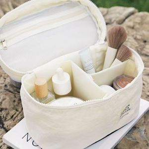 Bolsa de cosméticos Yuanben, organizador de maquillaje portátil a prueba de agua con divisores ajustables y compartimento de malla para almacenamiento en viajes - Product Image 2