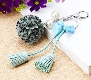 Vente en gros Pendentif décoratif pour sac à main Porte-clés pendentif pompon en forme de fleur Porte-clés pendentif perle pour femme à la mode