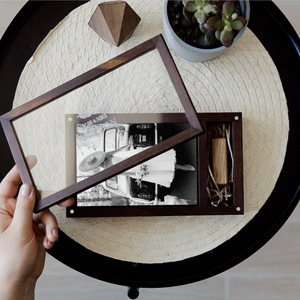 Vitrine transparente en bois de bureau avec couvercle en noyer huilé Boîte à photos avec couvercle magnétique en acrylique Boîte à ombres pour clé USB - Product Image 6
