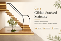 Escalier droit flottant moderne avec marches en acier inoxydable et en bois, garde-corps en verre, écologique et durable pour l'intérieur des villas