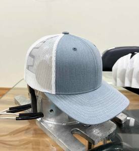 Gorra Trucker Personalizada de 6 Paneles con Parche de Cuero de Alta Calidad, Gorra de Malla con Cierre a Presión, Etiqueta Tejida Personalizada, Gorra de Malla Moderna - Product Image 5