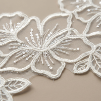 Dentelle de mariage ivoire blanche brodée machine motif Lys et animaux, avec sequins, 100% polyester, pour robe de mariée, voile, chaussures, sacs, OEM ODM 17cm
