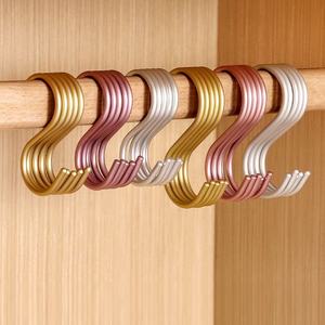 Double <span class=keywords><strong>crochet</strong></span> <span class=keywords><strong>métallique</strong></span> multifonctionnel <span class=keywords><strong>en</strong></span> alliage d'aluminium <span class=keywords><strong>de</strong></span> 5mm d'épaisseur <span class=keywords><strong>en</strong></span> <span class=keywords><strong>forme</strong></span> <span class=keywords><strong>de</strong></span> <span class=keywords><strong>S</strong></span> pour les vêtements pour accrocher les chapeaux, les chaussettes, les pantalons et les écharpes. - Product Image 1