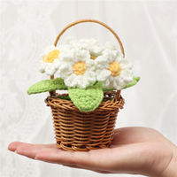 Fleur artificielle au crochet dans un mini panier en rotin, ornement floral fait main pour la décoration de table, d'étagère, de maison ou de fête
