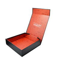 Boîte cadeau en papier avec doublure en fourrure gaufrée de luxe, logo personnalisé, pour vêtements et chaussettes