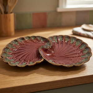 Plateau de service en céramique en forme de coquille, glaçure rouge vintage, passe au lave-vaisselle, vaisselle ronde rétro, motif végétal, design sur glaçure - Product Image 1
