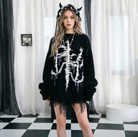 Pull en tricot squelette gothique - Pull noir surdimensionné et duveteux avec imprimé os, épaules dénudées et ourlet en dentelle, style alternative et ambiance Halloween