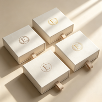 Boîte à bijoux rose à tiroir coulissant, revêtement UV rigide, logo personnalisé, solution d'emballage de détail, fourniture pour chaînes de magasins, étui cadeau de marque en gros