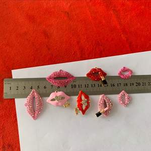 هدية عيد الحب: قلادة على شكل فم مزينة بالأحجار الكريمة والراين بتصميم عاطفي - Product Image 2