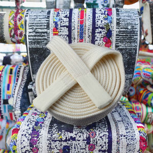 Cordon <span class=keywords><strong>de</strong></span> serrage coloré 100% polyester enduit haute ténacité plat tressé à 3 brins torsadé avec embouts en caoutchouc diamètre 12 mm - Product Image 3