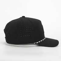 Casquette de baseball personnalisée de haute qualité à 5 panneaux, perforée au laser, avec corde sur la visière, patch en caoutchouc PVC noir, résistante à l'eau