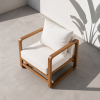 Chaise longue d'extérieur moderne en bois d'acacia massif, confortable, minimaliste, avec coussin blanc pour villa, patio, salle à manger
