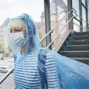 10 Unidades de Ponchos de Lluvia Portátiles en Bola con Gancho, Impermeables y Desechables para Senderismo, Camping y Emergencias al Aire Libre - Product Image 2