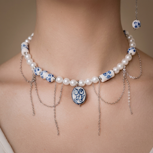 Collar con colgante de perlas azules y blancas vintage - Product Image 2