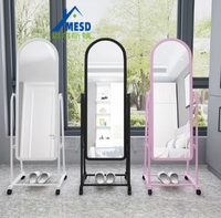 Miroir sur pied arqué mobile avec roulettes, idéal pour les salons et les chambres.