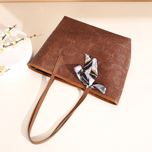 Facile da prendere senza cerniera di grande capacità Design semplice Tote Bag da donna Laptop in pelle intagliata con motivi a tracolla senza sciarpa di seta - Product Image 4