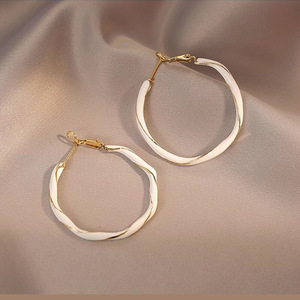 Orecchini a Cerchio Smaltati con Ghirlanda Natalizia per Donne, Gioielli alla Moda per le Festività - Product Image 6
