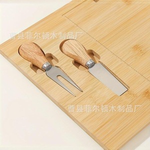 Juego de Tabla de Quesos de Bambú Felton 41x15.8x1.5 Cm con Cuchillo y Tenedor para Servir Queso y Fruta - Product Image 2