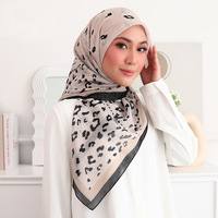 Vente en gros de hijabs de haute qualité, couleurs unies avec perles, foulards traditionnels conservateurs pour femmes, châles du Moyen-Orient, Dubaï