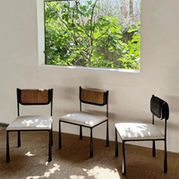 Chaise confortable avec dossier rembourré et pieds en métal robustes pour la cuisine, la salle à manger et les moments de détente