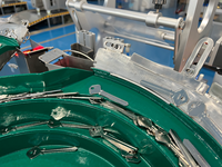 Machine d'emballage automatique à vibration pour le comptage et l'emballage de clés métalliques, avec système de verrouillage pour pochettes de clés
