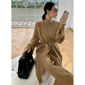 Venta al por mayor de prendas de punto de cuello alto abrigo largo y pantalón de las mujeres suéter conjuntos de moda gruesa elegante de punto de tres piezas traje de las mujeres - Product Image 2