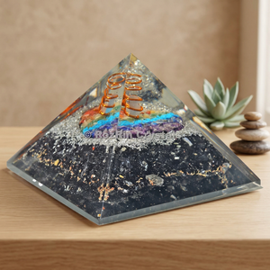 Pirámide de Orgón con Incrustaciones de Turmalina Negra en Forma de Corazón, Decoración para el Hogar, Marca Rozrincrystals.com, Modelo ORG-66, Origen Gujarat - Product Image 3