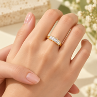 Bague en acier inoxydable couleur or et argent avec rangée de pierres baguette rectangulaires transparentes en zircon