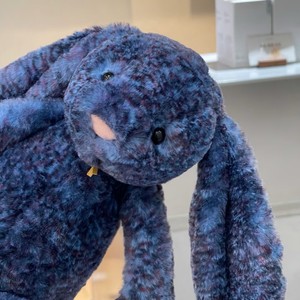 È un adorabile peluche a forma di coniglio, simile a quello indossato da JC nel Regno Unito. È un regalo divertente e adorabile: una bambola a forma di animale. - Product Image 3