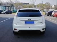 Clásico Ford Focus 2013 Manual, Confiable, Bajo Costo, con Techo Solar y Sensores Traseros, Perfecto para el Primer Auto