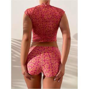 Ensemble bikini 3 pièces personnalisé pour femme à imprimé floral, avec haut dos nu, short et cache-maillot sans manches à taille élastique - Product Image 3